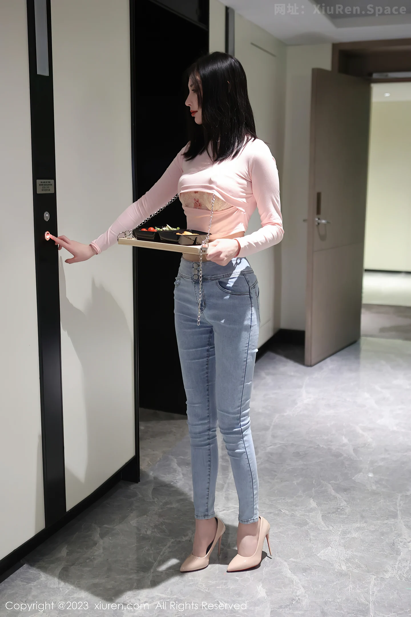 图片[4]-[XiuRen秀人网] VOL.6992 模特王曼柔粉色衣配牛仔裤露粉色蕾丝内衣秀曼妙身姿诱惑写真82P-秀人网官方网站